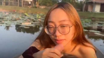 Cho Em Kính Cận Bú Cu Trên Thuyền